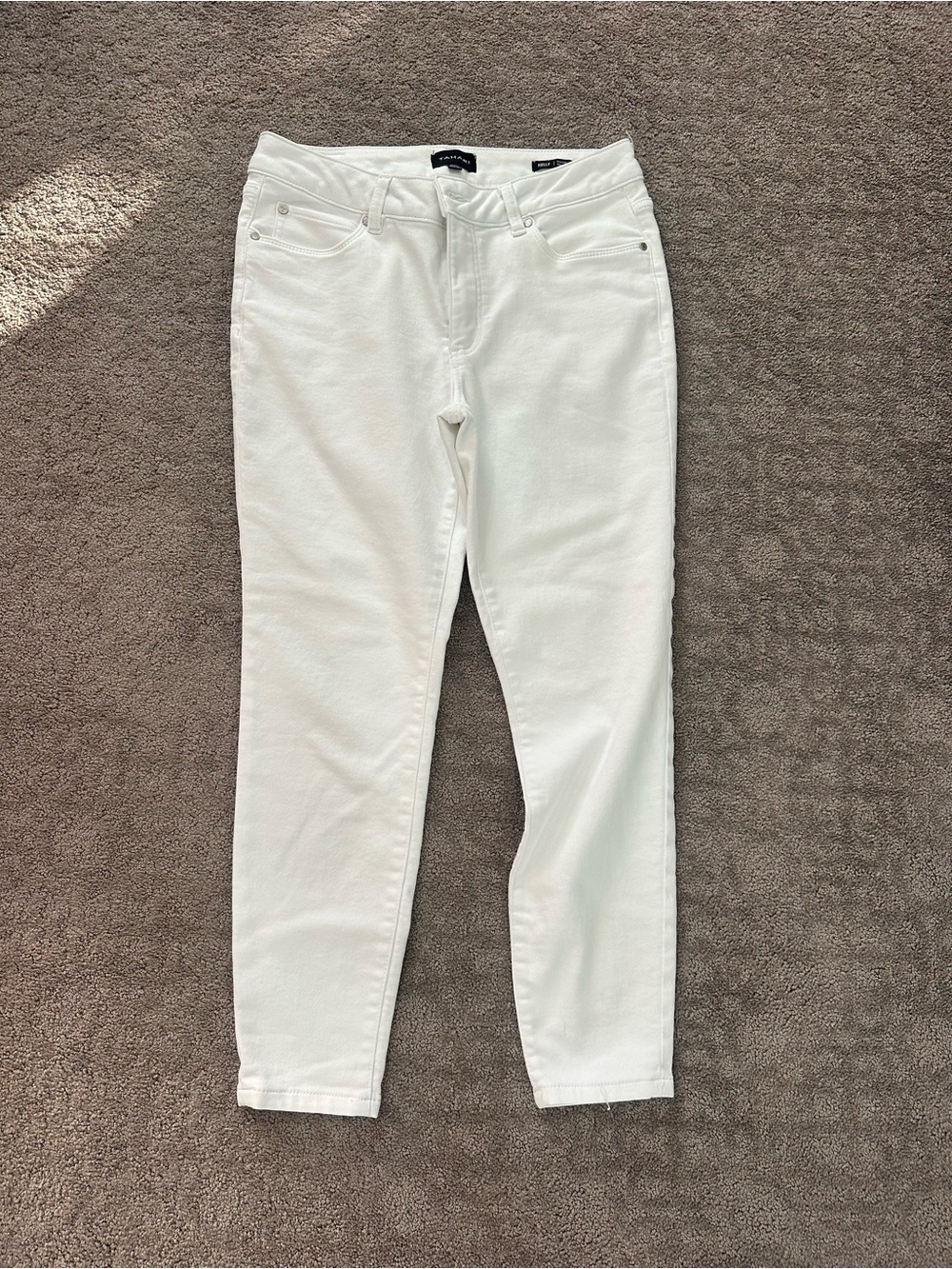 Women’s white jeans by TAHARI size 12/31 classic skinny Kelly
